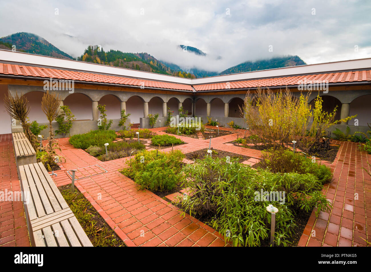 Aich, Austria - 3 Novembre 2017: monastica giardino di erbe con portici che appartiene ai benedettini del monastero europeo Aich. Foto Stock