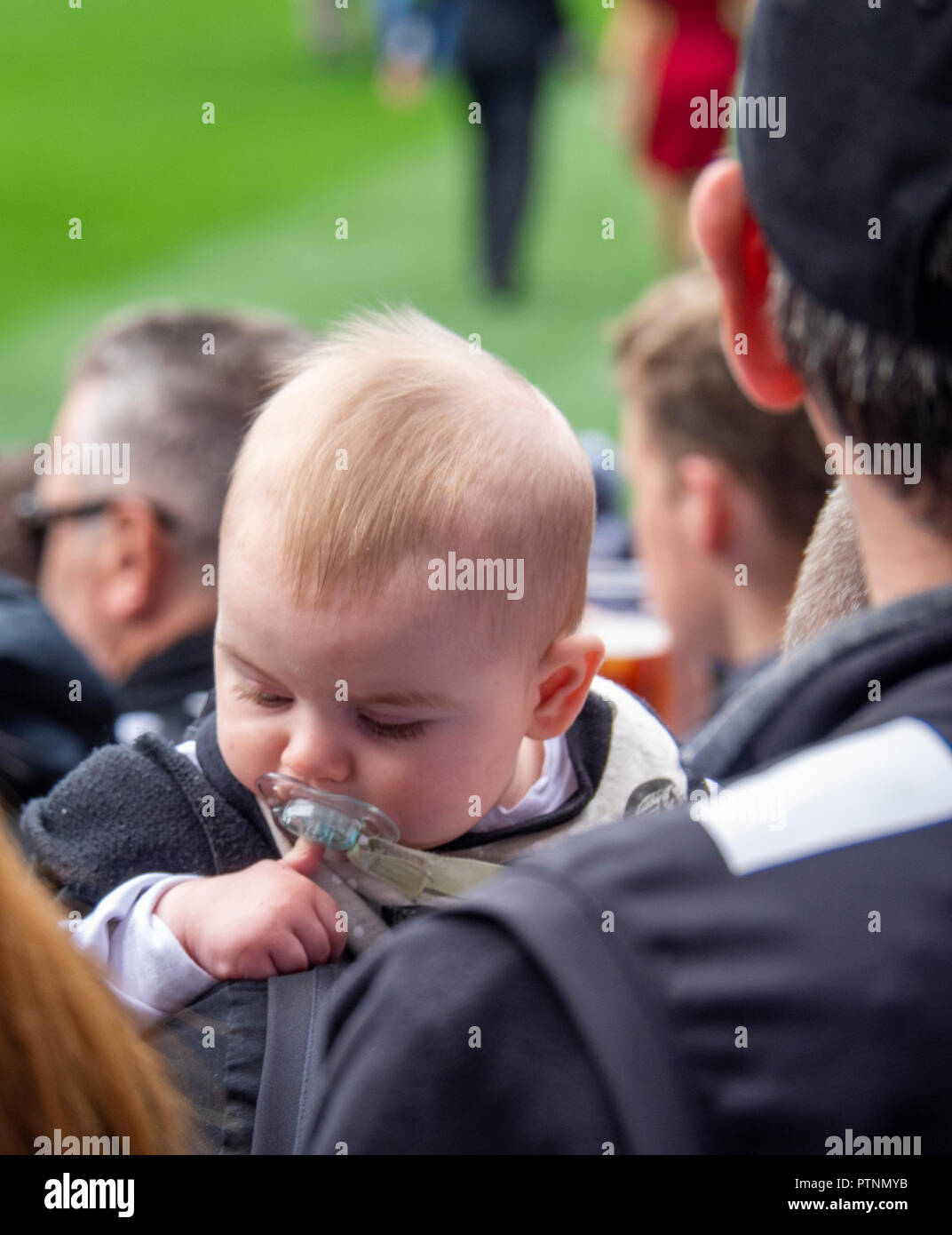 Collingwood Football Fan Club e sostenitore tenendo la sua baby bambino a 2018 AFL Grand Final MCG Melbourne Victoria Australia. Foto Stock
