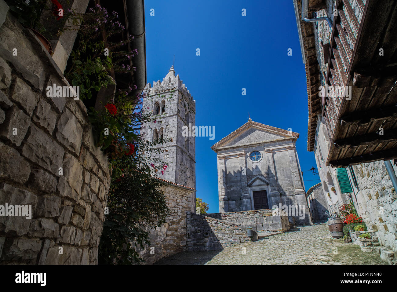 Hum - chiesa in strada Foto Stock