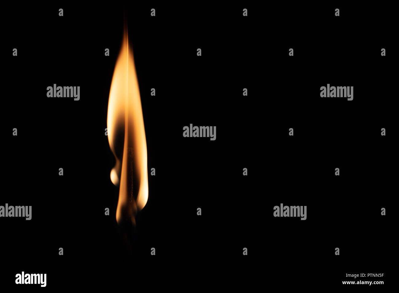 Match con svasatura fortemente fiamma su uno sfondo nero in primo piano Foto Stock