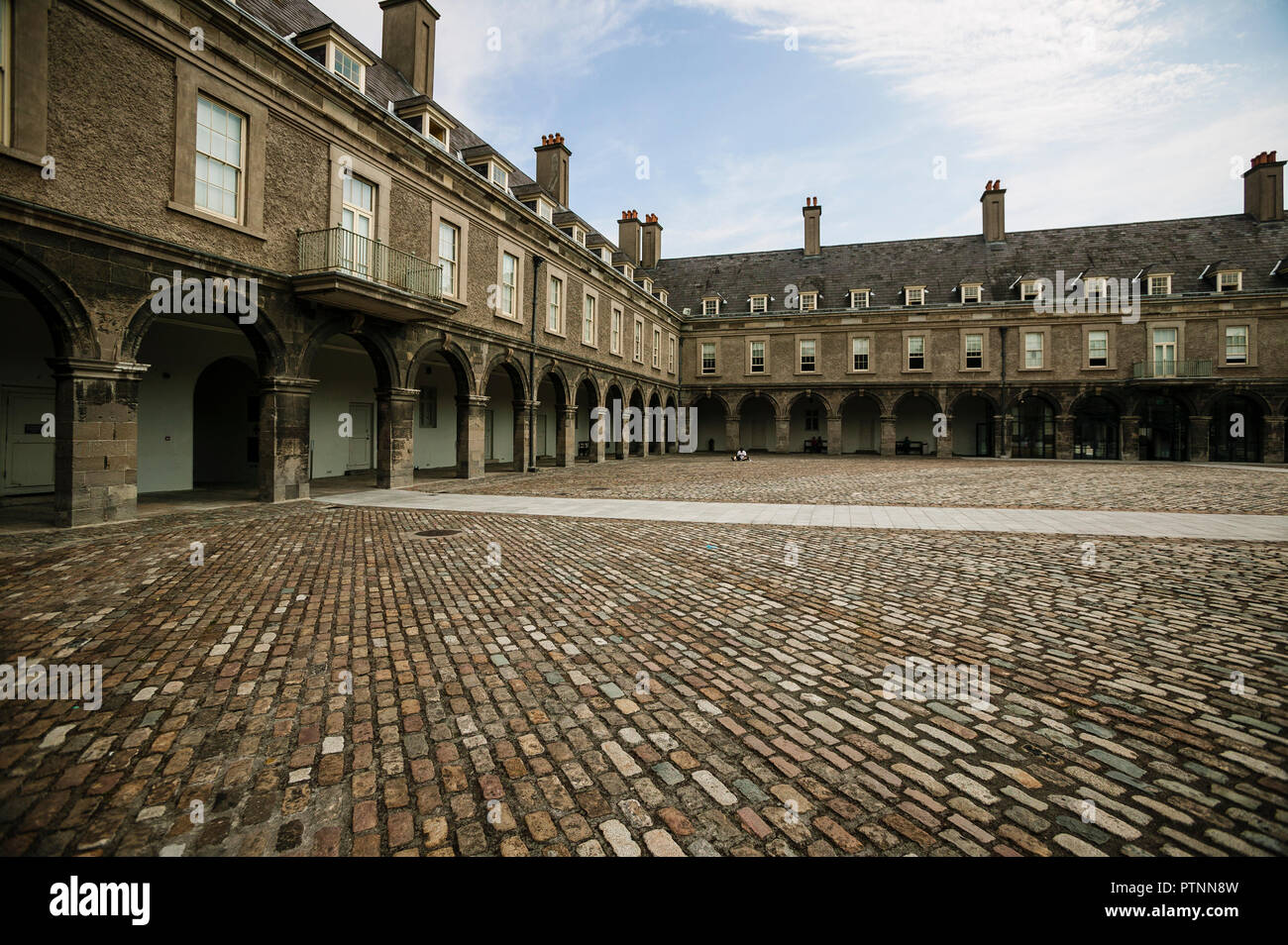 Piazza in ciottoli di il Museo irlandese d'Arte Moderna presso il Royal Hospital Kilmainham, Dublino. Edificio originale risale al 1684, il museo è stato aperto 1991 Foto Stock