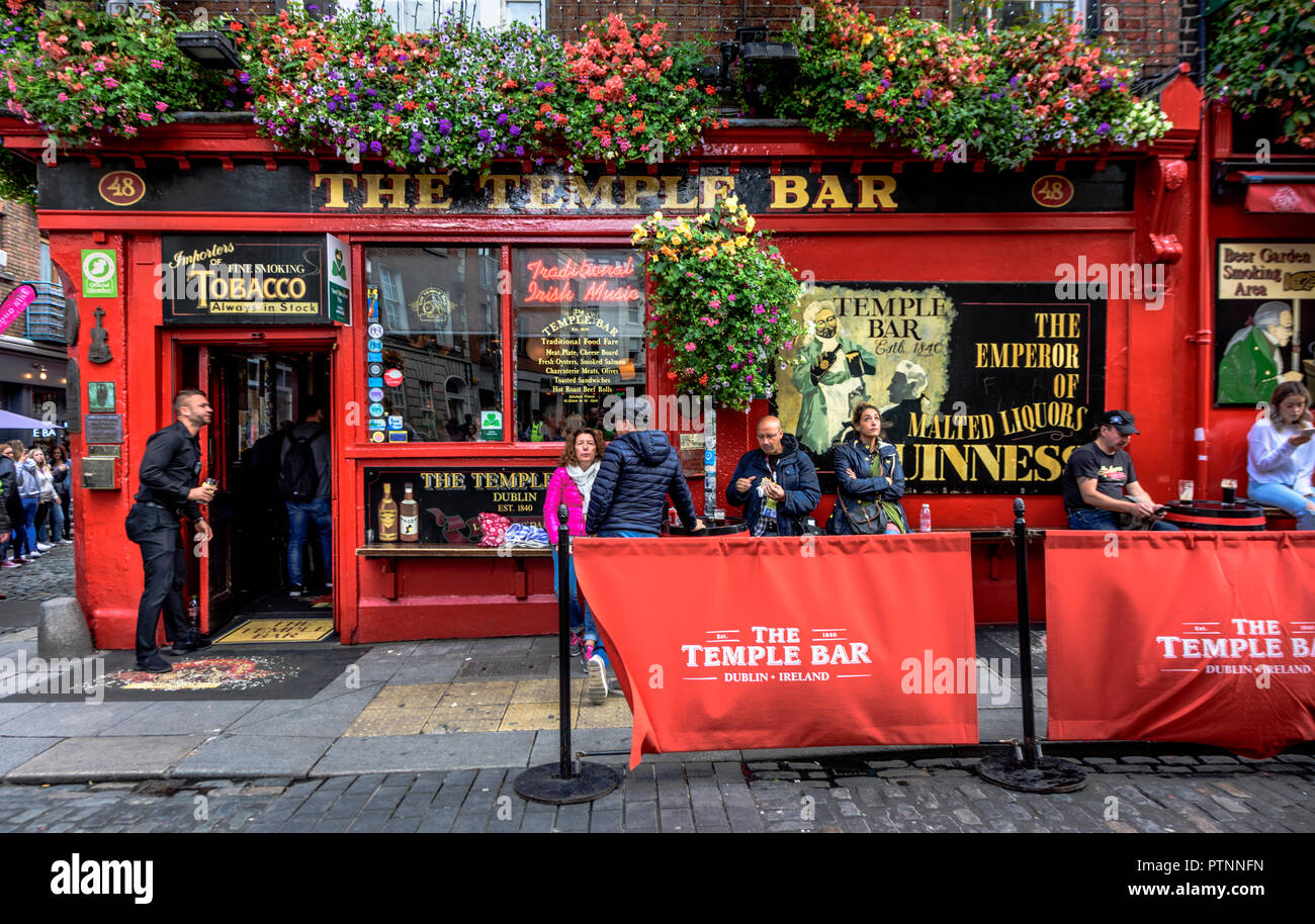 I turisti in piedi nella parte anteriore del pub Temple Bar di Dublino, Irlanda Foto Stock