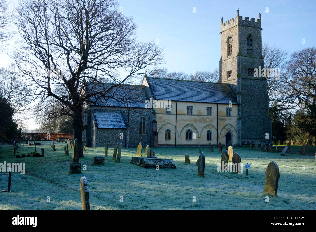 Horning chiesa su un gelido inverno di mattina Foto Stock