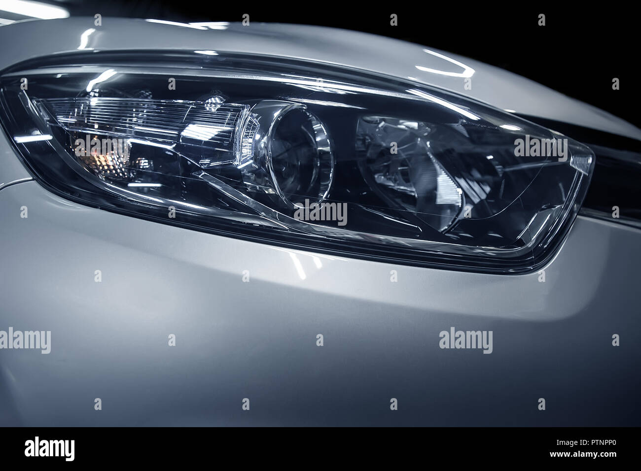 Il faro di moderne auto di prestigio closeup Foto Stock