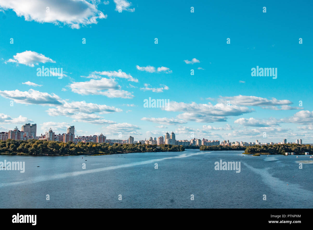 Fiume Dnieper, città di Kiev, Ucraina. Vista dello skyline della citta'. Foto Stock