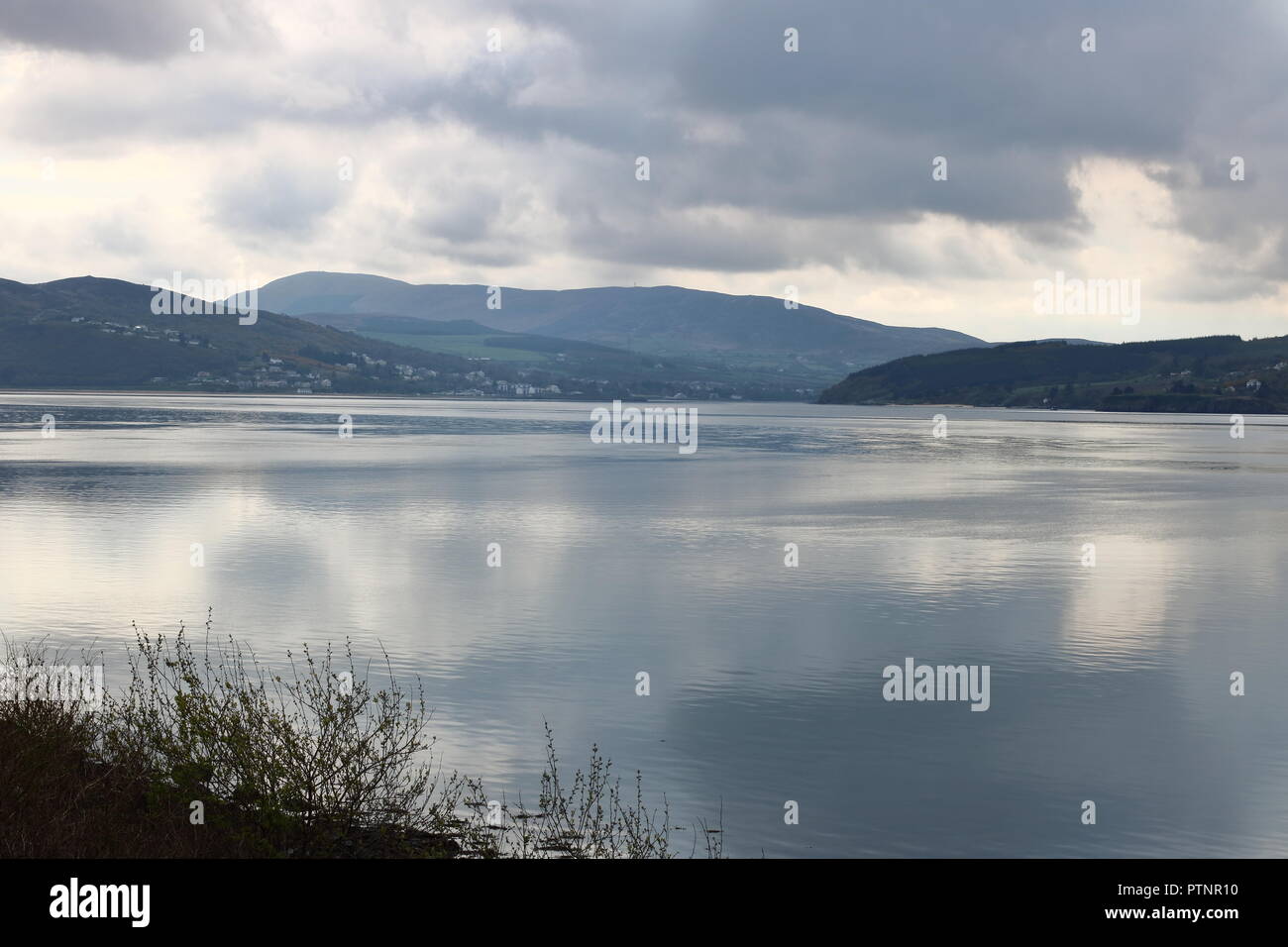 Le montagne di Lough Swilly su un nuvoloso giornata invernale e. Foto Stock