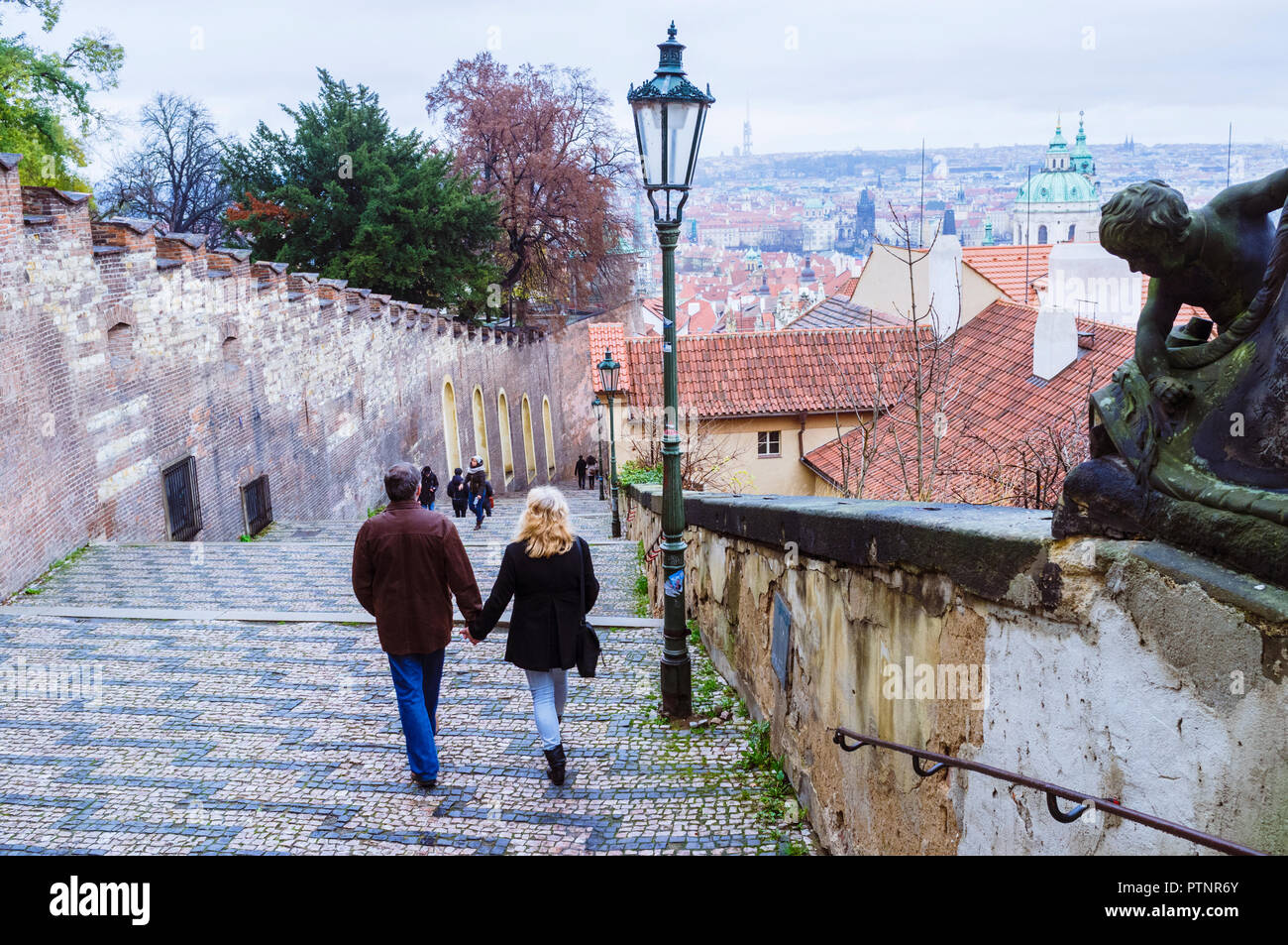 Coppia al vecchio castello passi, Praga, Repubblica Ceca Foto Stock
