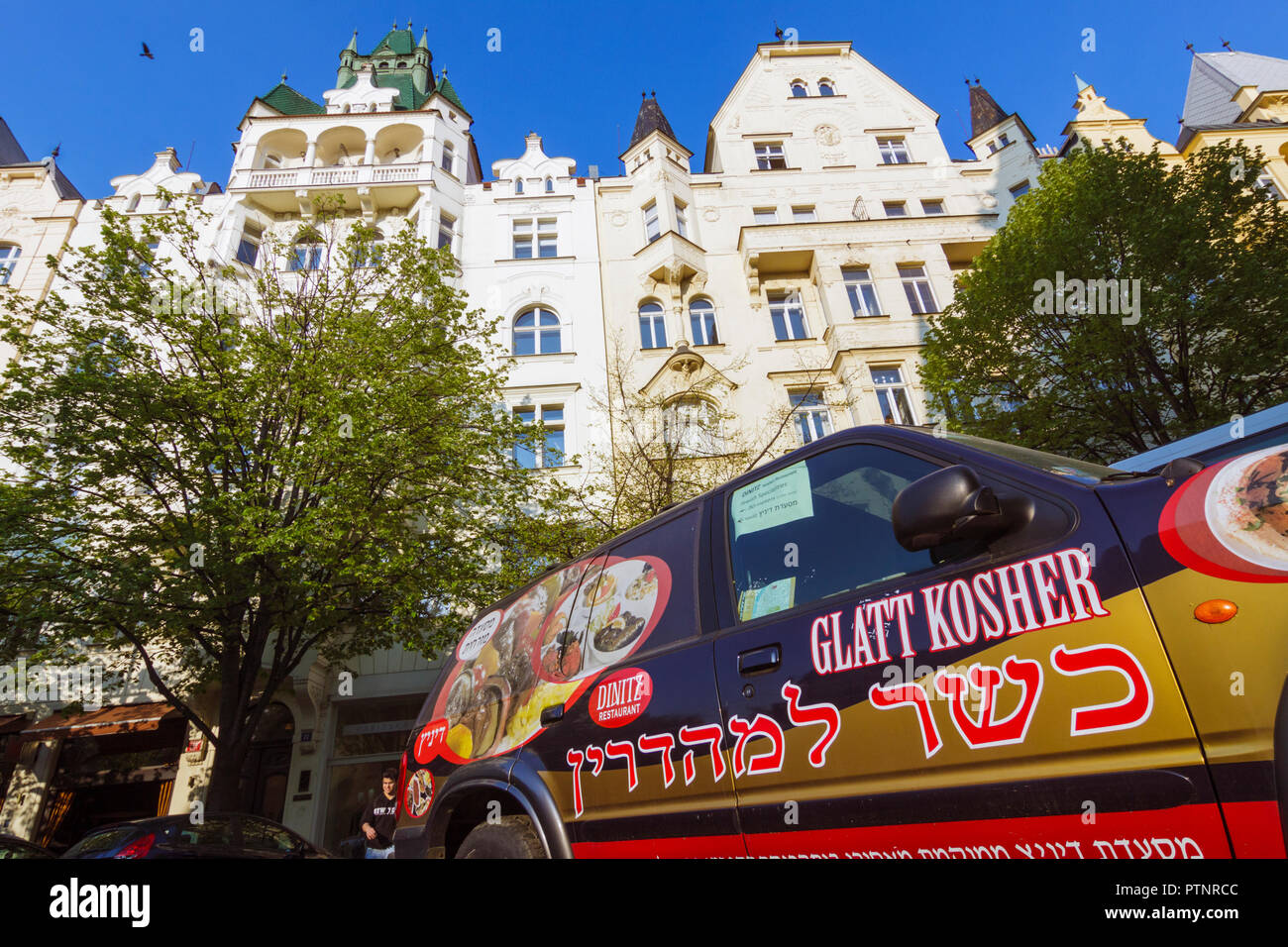 Praga, Repubblica Ceca : un cibo kosher consegna auto è parcheggiata da le case a schiera di Josefov, il vecchio quartiere ebraico di Praga. Foto Stock