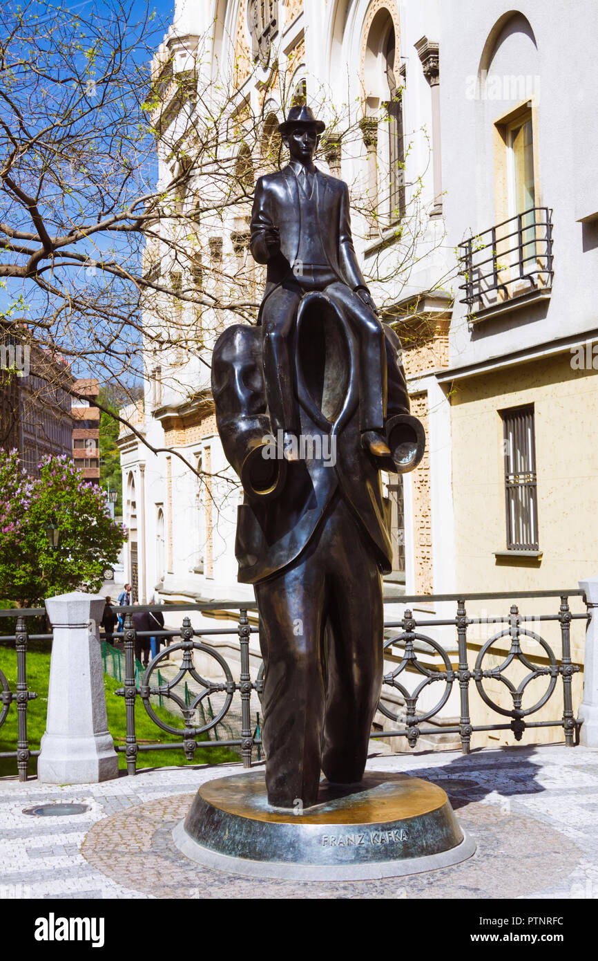 Praga, Boemia, Repubblica Ceca : Franz Kafka statua da artista Jaroslav Róna su Vězeňská street nel Josefov quartiere ebraico. Foto Stock