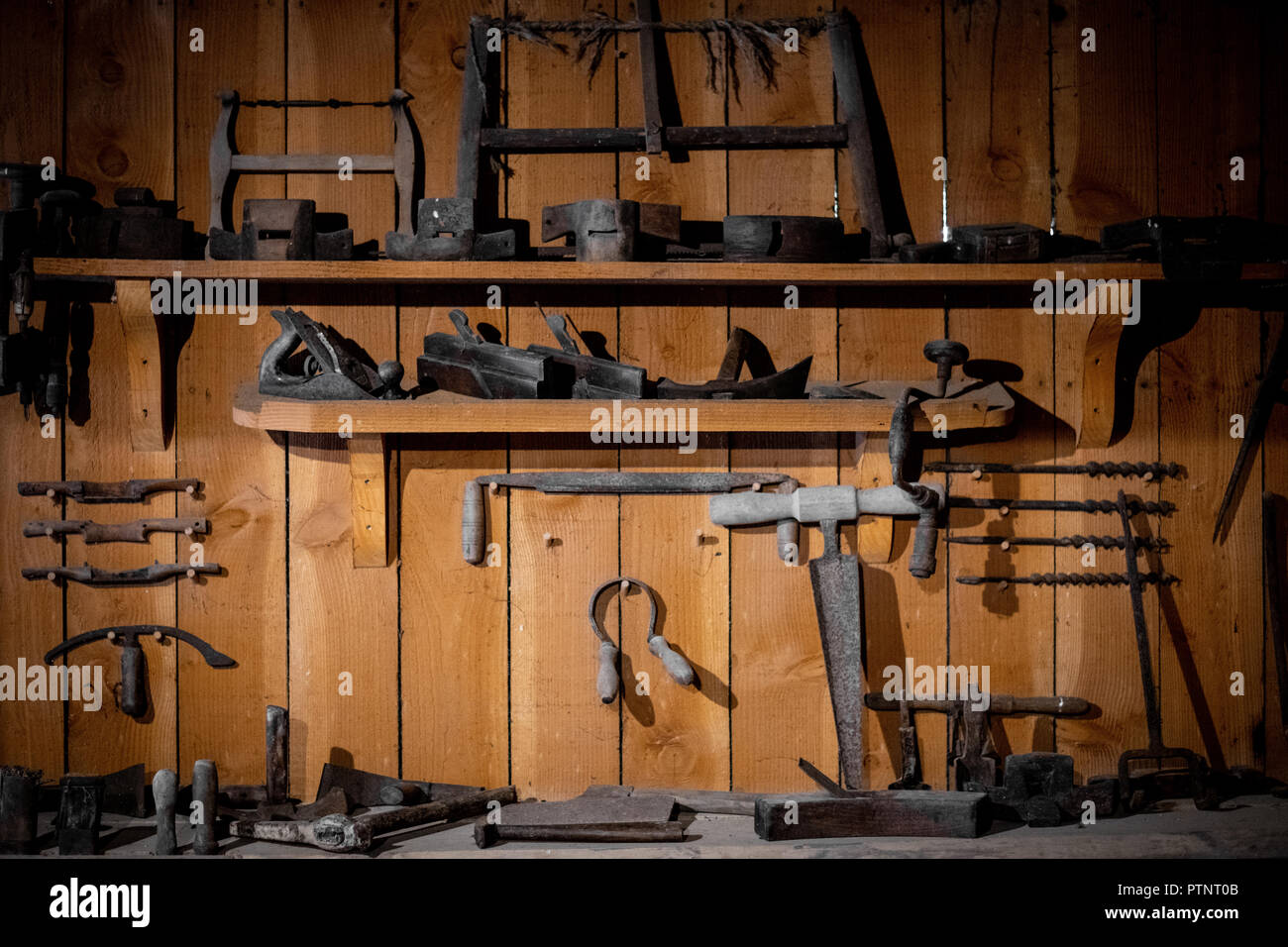 Canna tradizionale rendendo gli strumenti utilizzati per la creazione di contenitori di stoccaggio per sidro il sidro di mele e di sidro Healeys Farm, Cornwall, Regno Unito Foto Stock