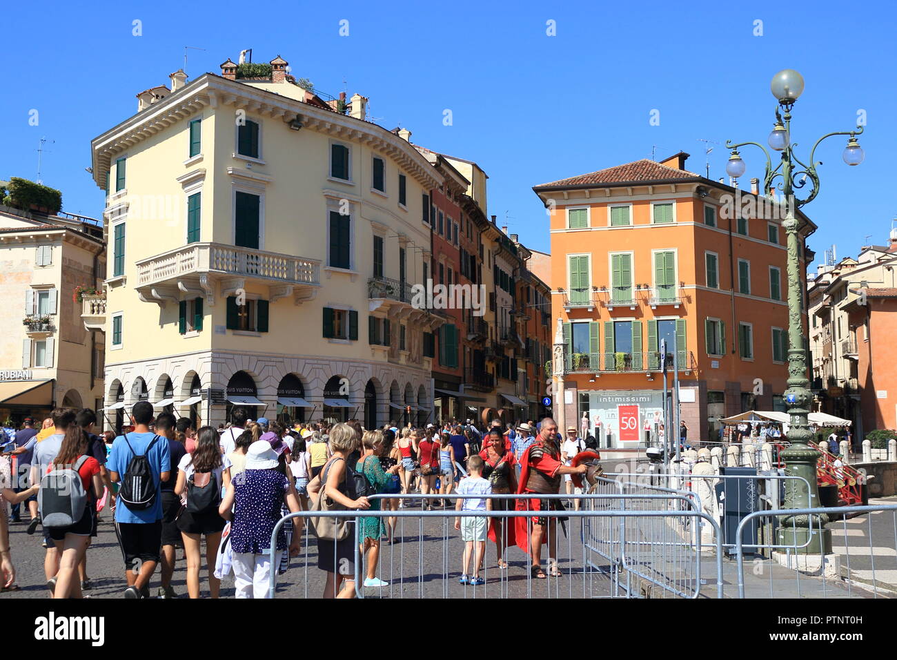 Piazza Bra - la più grande piazza di Verona,l'Italia,La piazza è fiancheggiata con numerose caffetterie e ristoranti lungo con diversi edifici famosi. Foto Stock