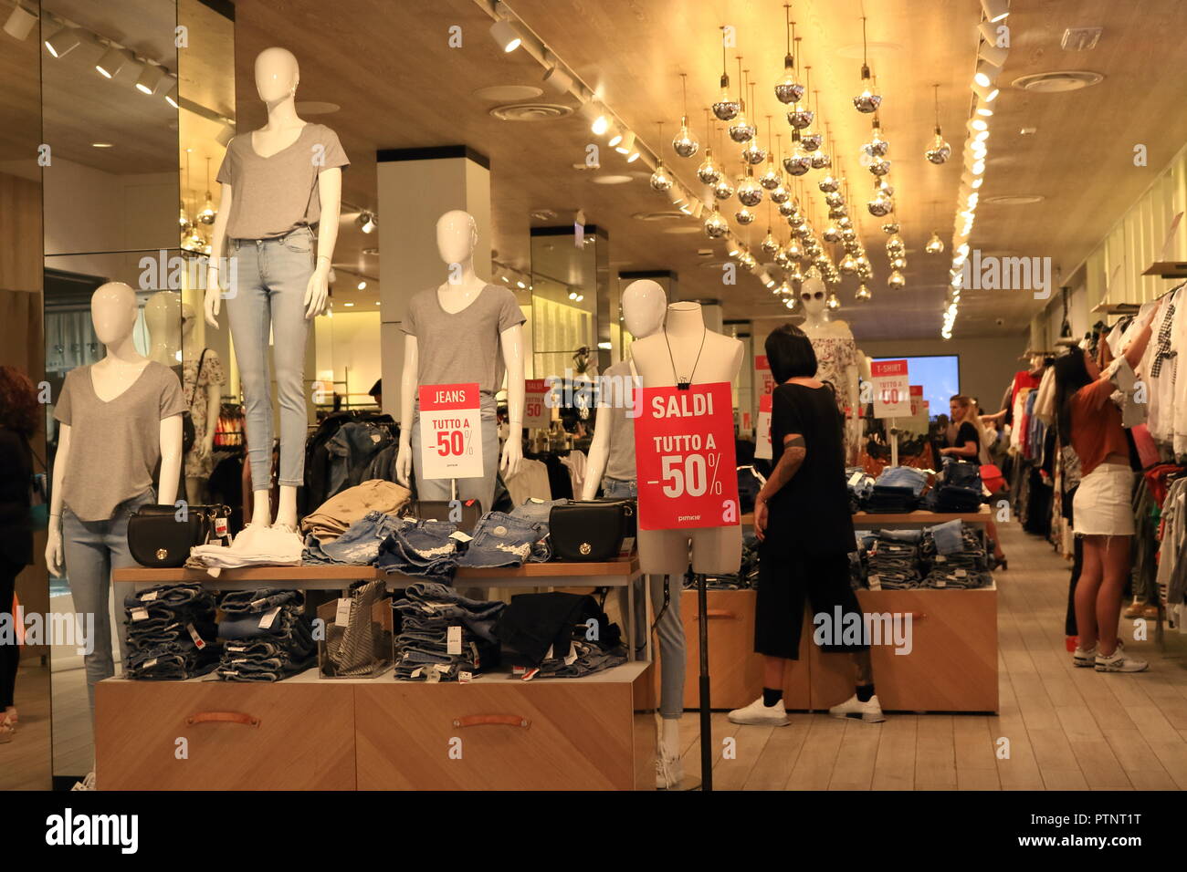 Negozio di abbigliamento con vendite stagionali in Via Mazzini-l'area  commerciale principale strada pedonale in ,Verona,Regione Veneto,Italia  Foto stock - Alamy