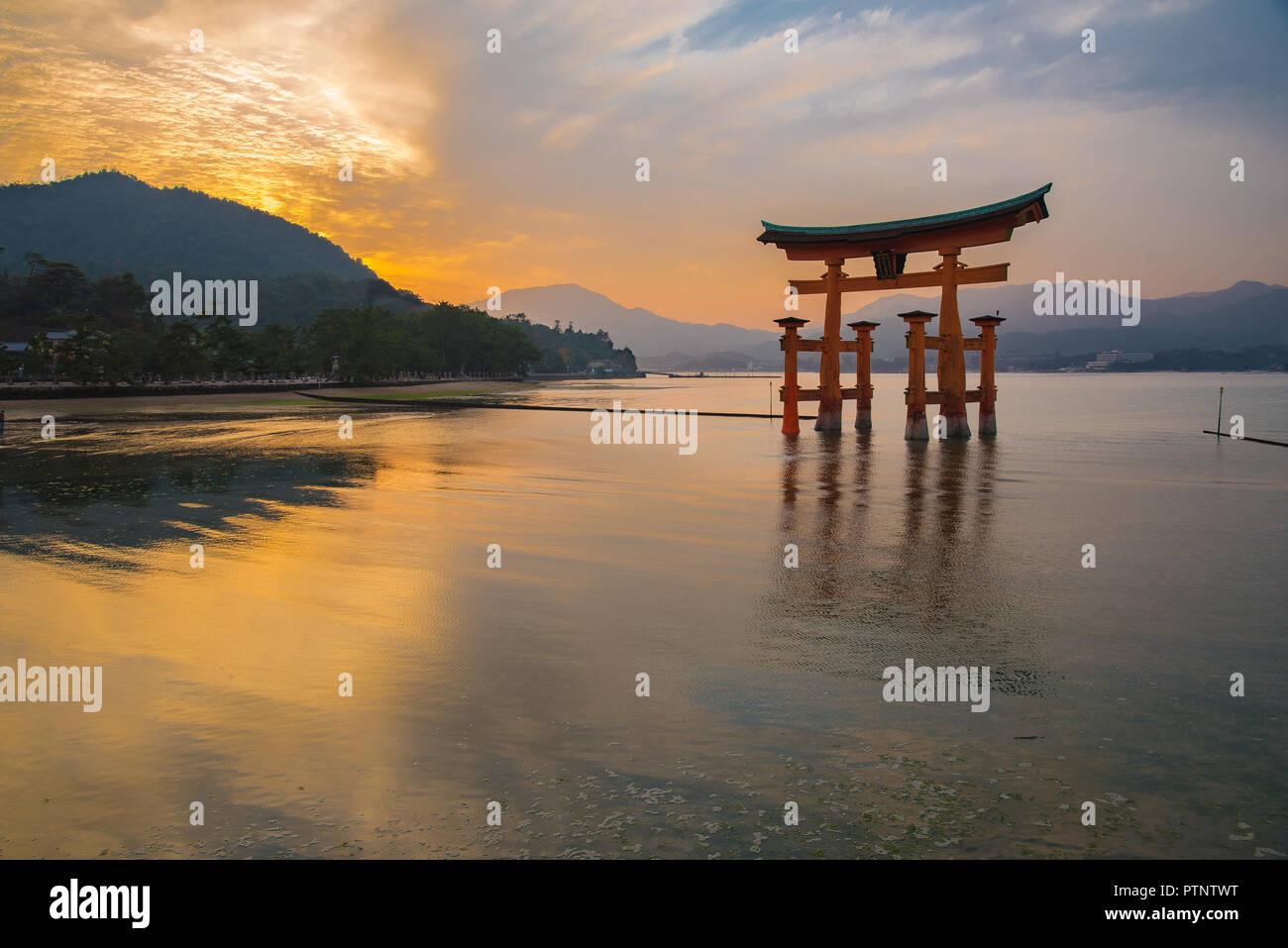 La grande Porta Torii sull'isola di Miyajima è elencato come un patrimonio mondiale dell UNESCO, Giappone Foto Stock