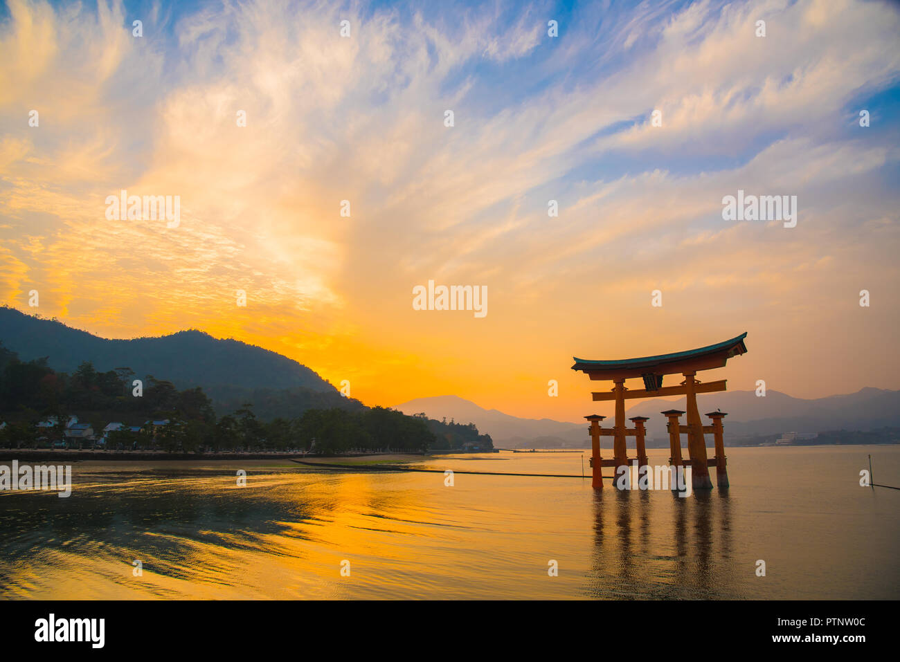 La grande Porta Torii sull'isola di Miyajima è elencato come un patrimonio mondiale dell UNESCO, Giappone Foto Stock