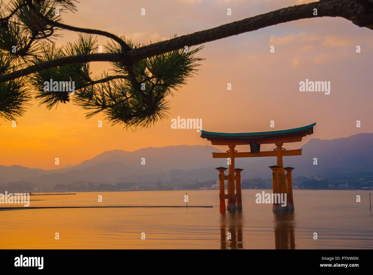 La grande Porta Torii sull'isola di Miyajima è elencato come un patrimonio mondiale dell UNESCO, Giappone Foto Stock
