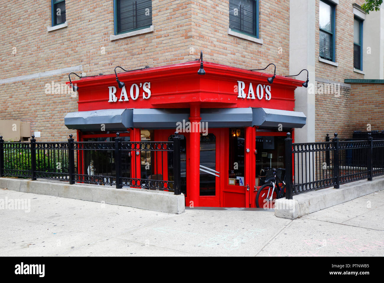 Rao, 455 e 114St, New York, NY. esterno di un ristorante italiano in East Harlem quartiere di Manhattan. Foto Stock