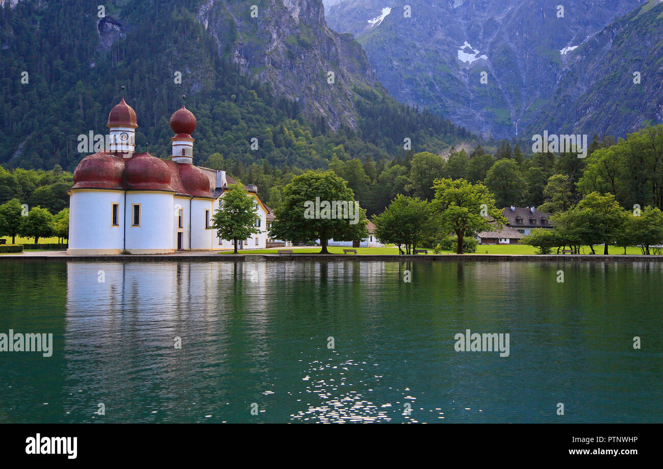 Monastero di San Bartolomeo sulla banca del lago Konigssee, Germania Foto Stock