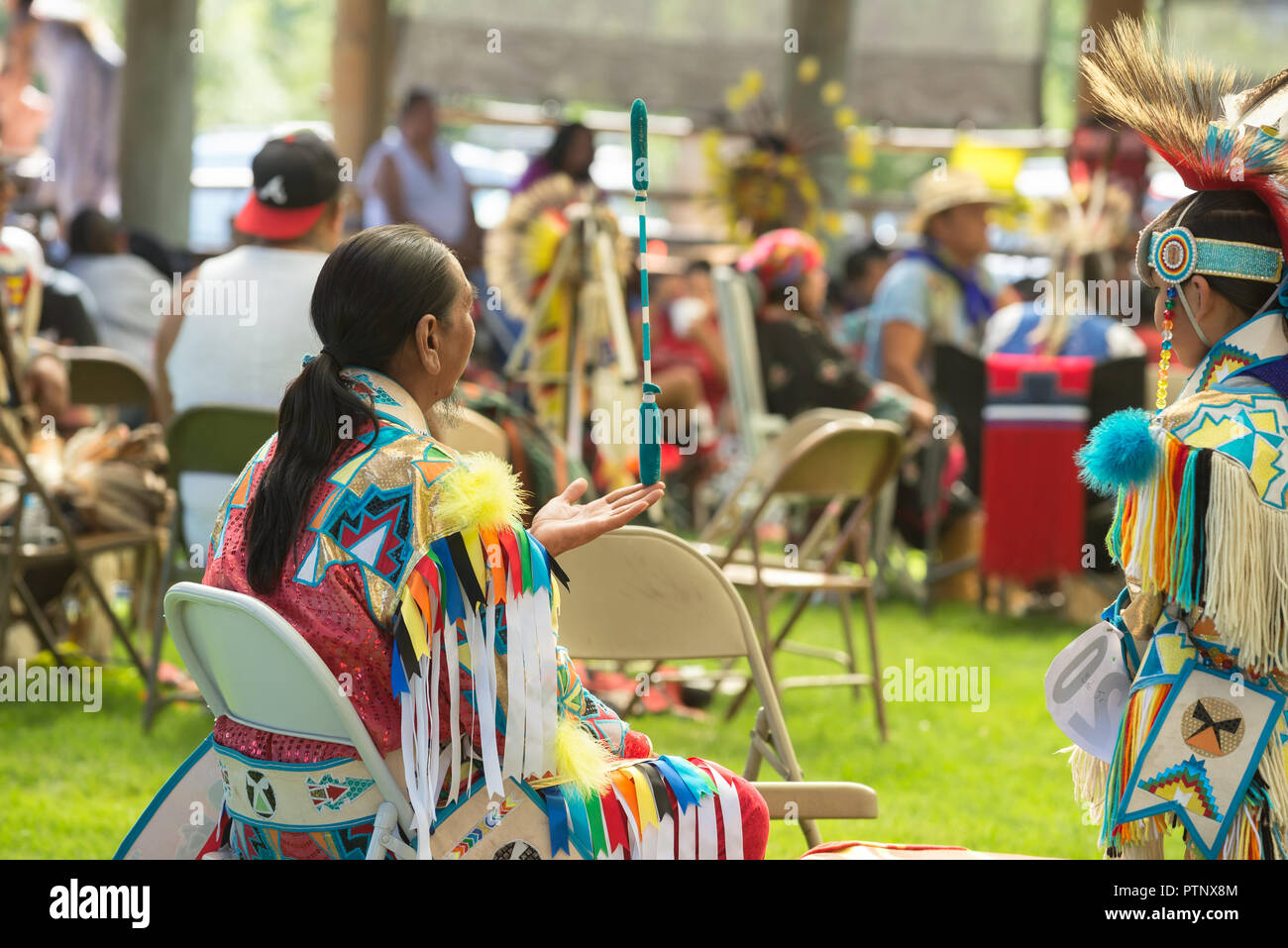 Il batterista equilibratura di un tamburo stick al Tamkaliks Pow Wow in Wallowa, Oregon. Foto Stock