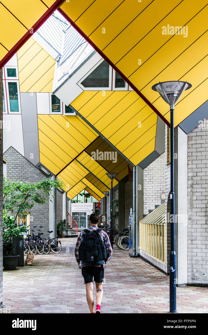 Rotterdam, Paesi Bassi - 22 Maggio 2018: uomo a camminare attraverso la ripetizione di modello di cubo di Cube Case. Si tratta di una serie di case innovativo basato sulla concep Foto Stock