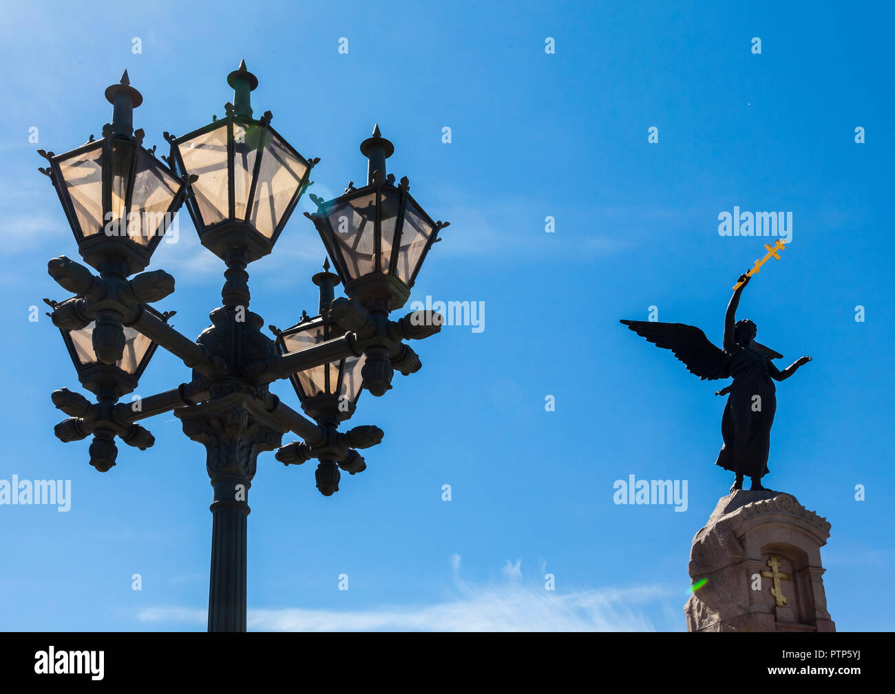 Spettacolari luci accanto Russalka Memorial a Tallinn per la commemorazione del naufragio della nave da guerra russa Rusalka nel 1893 Foto Stock