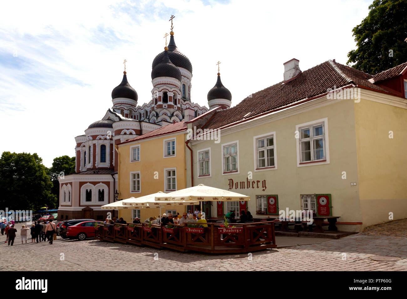 I visitatori godere rinfreschi in hotel si trova dietro la Cattedrale Alexander Nevsky di Tallinn più grande e il più imponente cupola ortodossa cattedrale sul caldo giorno d'estate Foto Stock