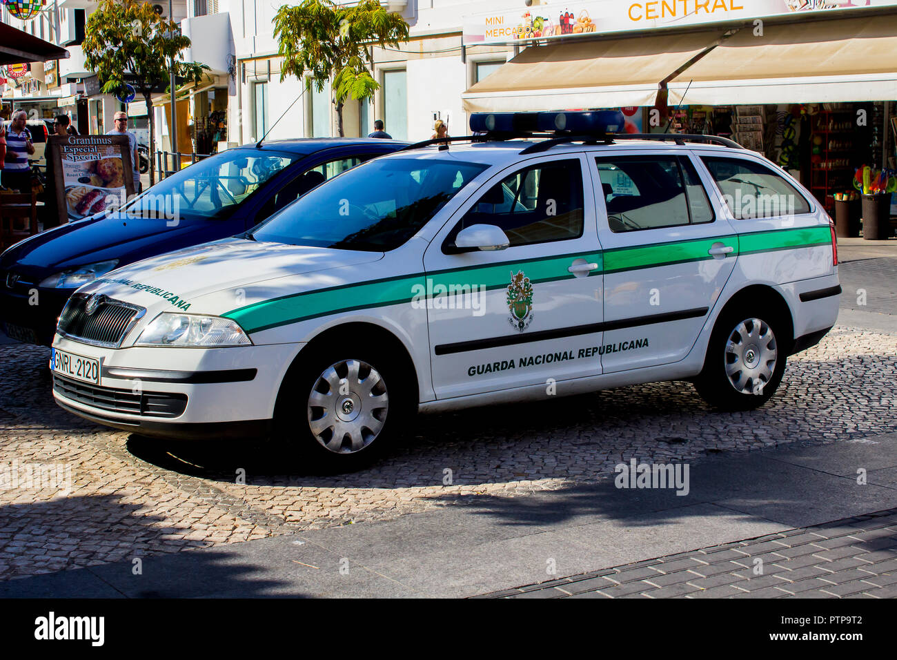 28 Settembre 2018 Un nazionale portoghese di polizia di guardia auto parcheggiate in ombra al di fuori della stazione di polizia locale in Albuferia Portogallo Foto Stock