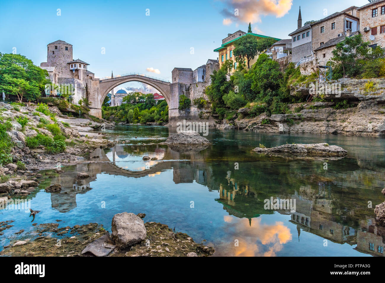 Stari Most Ponte a sunrise a Mostar, in Bosnia ed Erzegovina. Bella e antica antico ponte per proteggere la città storica Foto Stock