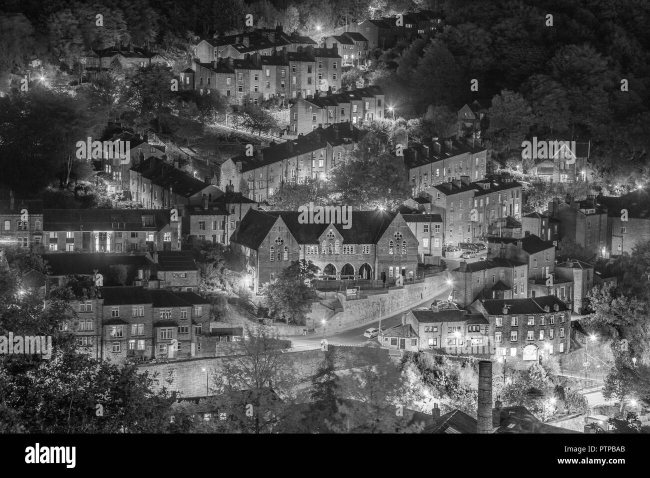 8 ottobre 2018. Hebden Bridge, nello Yorkshire, Regno Unito. Calderdale la città di Hebden Brige visto da un punto di vista elevato che mostra la insolita 3 st Foto Stock