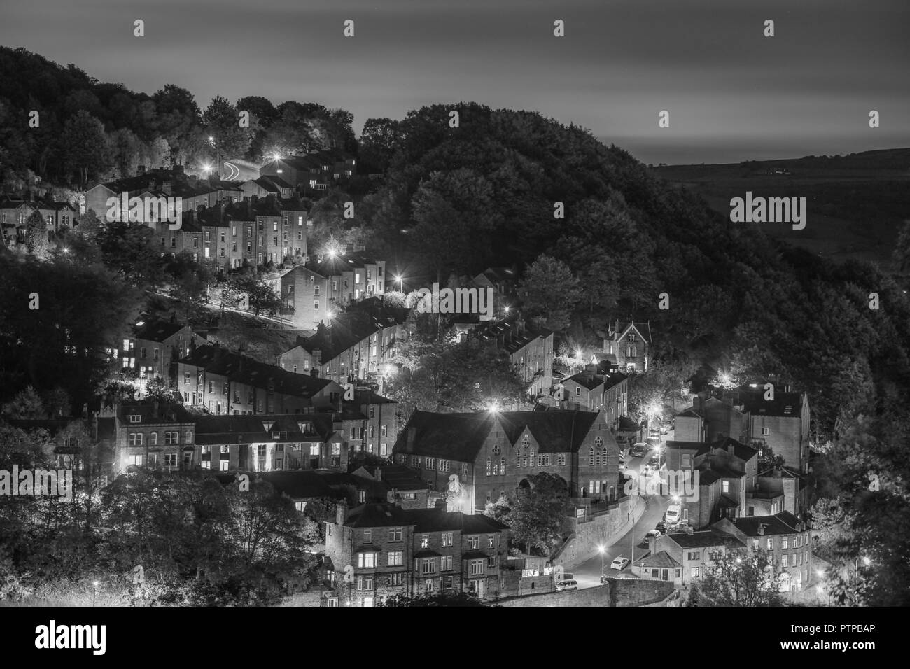 8 ottobre 2018. Hebden Bridge, nello Yorkshire, Regno Unito. Calderdale la città di Hebden Brige visto da un punto di vista elevato che mostra la insolita 3 st Foto Stock