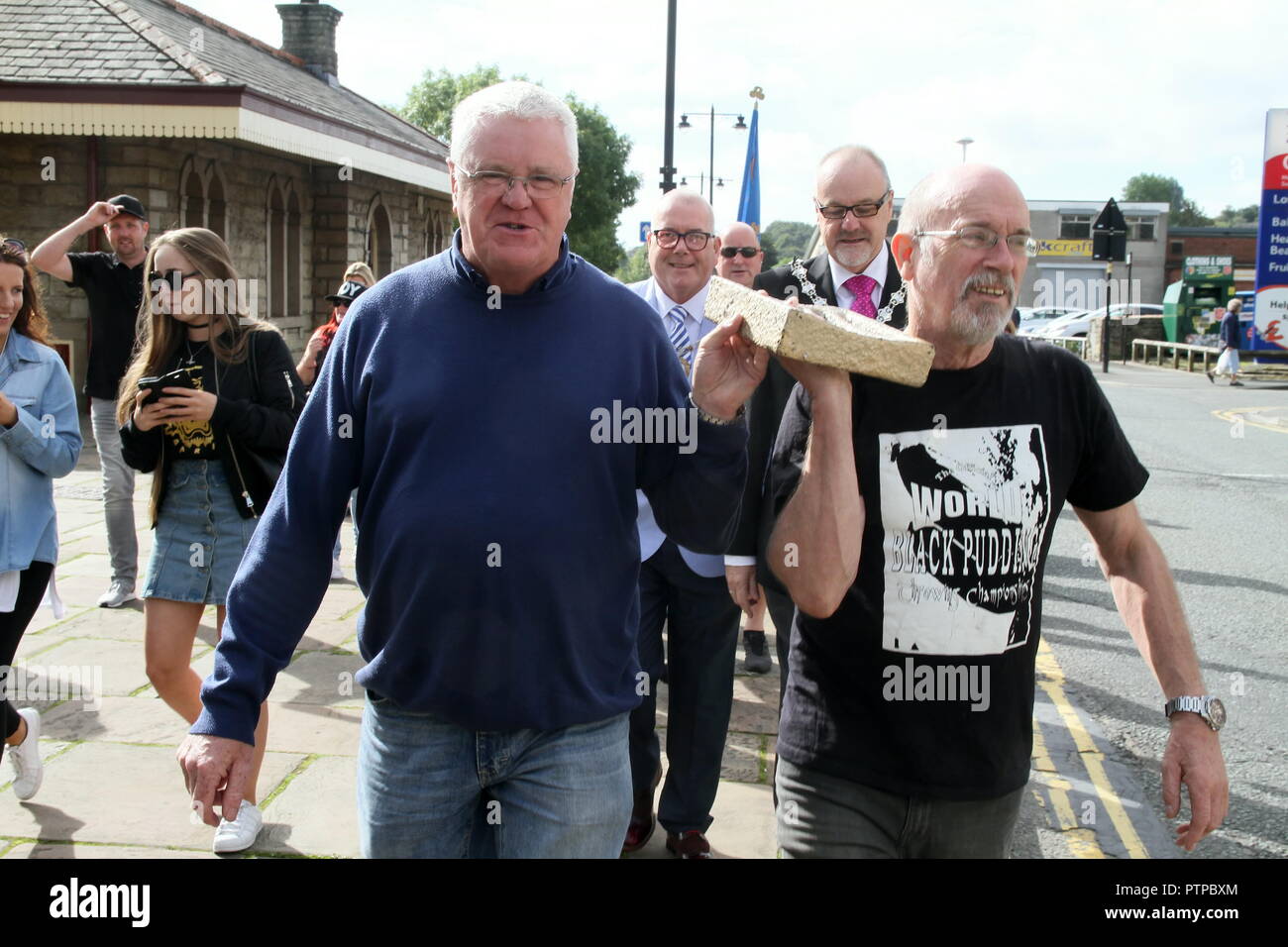 Mondo Black Pudding gettando campionati, Royal Oak, Bridge Street, Ramsbottom. 11 settembre 2016. I concorrenti di stand su un 'golden grid' rimuovere Foto Stock