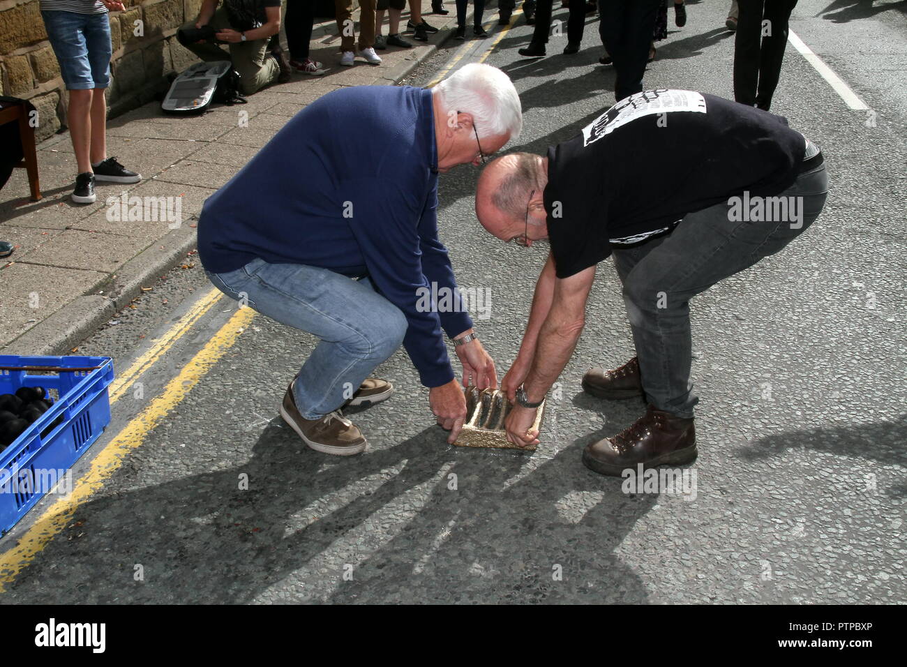 Mondo Black Pudding gettando campionati, Royal Oak, Bridge Street, Ramsbottom. 11 settembre 2016. I concorrenti di stand su un 'golden grid' rimuovere Foto Stock