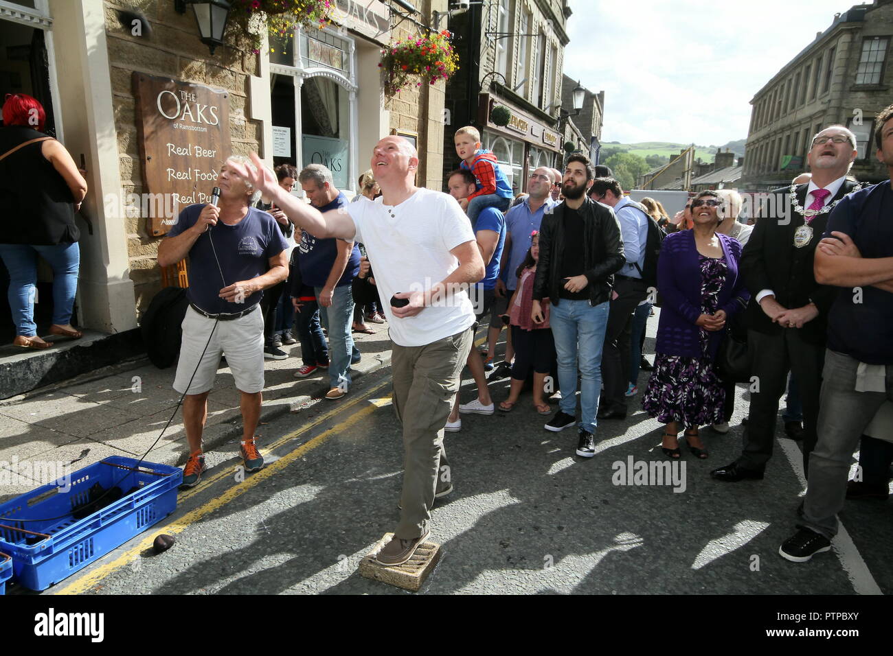 Mondo Black Pudding gettando campionati, Royal Oak, Bridge Street, Ramsbottom. 11 settembre 2016. I concorrenti di stand su un 'golden grid' rimuovere Foto Stock