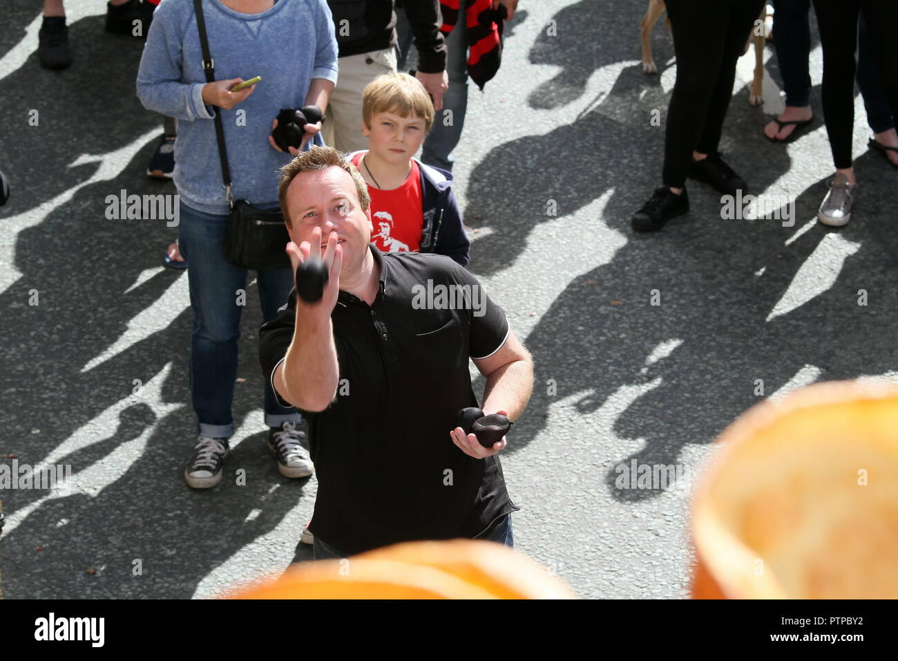 Mondo Black Pudding gettando campionati, Royal Oak, Bridge Street, Ramsbottom. 11 settembre 2016. I concorrenti di stand su un 'golden grid' rimuovere Foto Stock