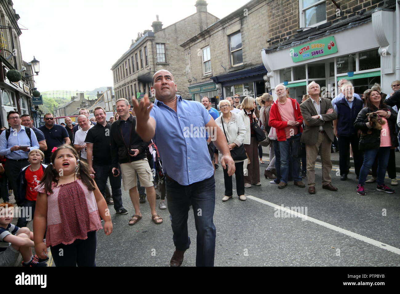 Mondo Black Pudding gettando campionati, Royal Oak, Bridge Street, Ramsbottom. 11 settembre 2016. I concorrenti di stand su un 'golden grid' rimuovere Foto Stock