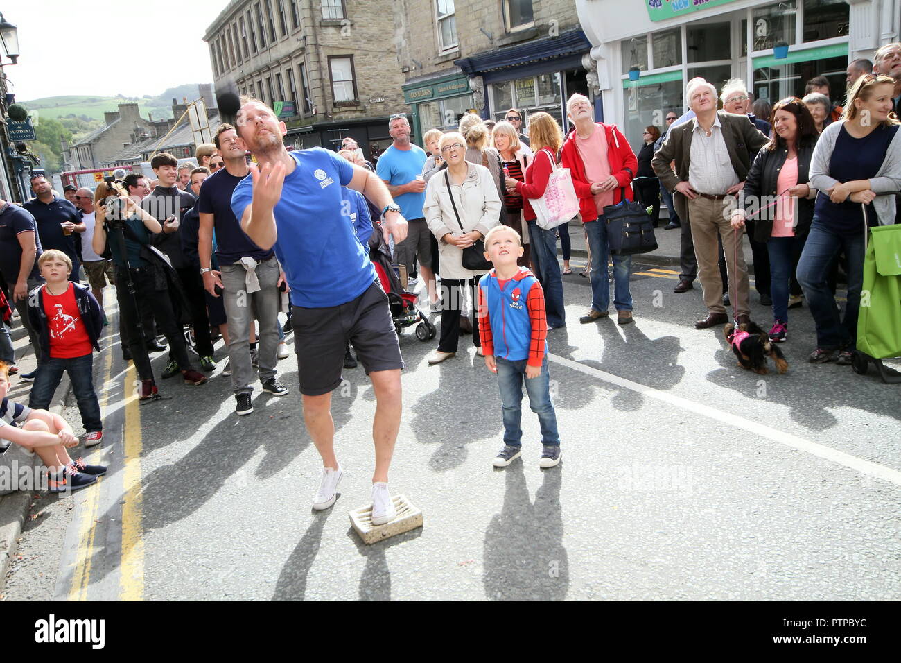 Mondo Black Pudding gettando campionati, Royal Oak, Bridge Street, Ramsbottom. 11 settembre 2016. I concorrenti di stand su un 'golden grid' rimuovere Foto Stock