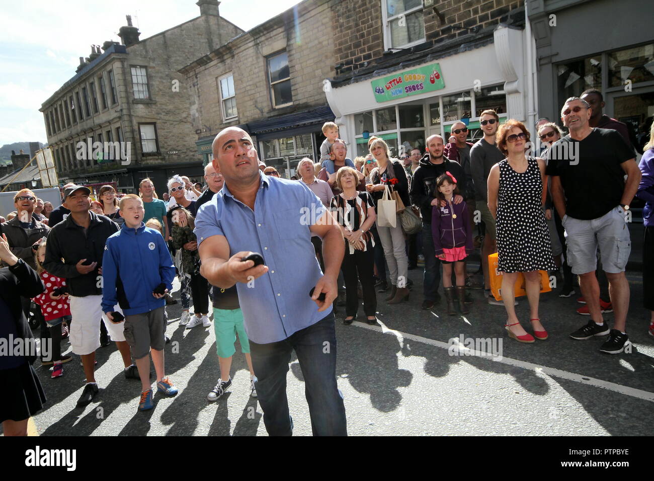 Mondo Black Pudding gettando campionati, Royal Oak, Bridge Street, Ramsbottom. 11 settembre 2016. I concorrenti di stand su un 'golden grid' rimuovere Foto Stock