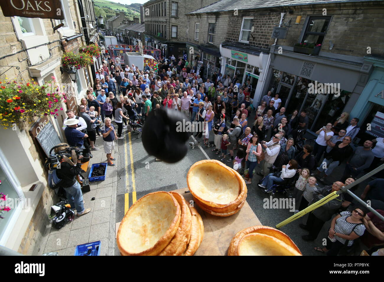 Mondo Black Pudding gettando campionati, Royal Oak, Bridge Street, Ramsbottom. 11 settembre 2016. I concorrenti di stand su un 'golden grid' rimuovere Foto Stock