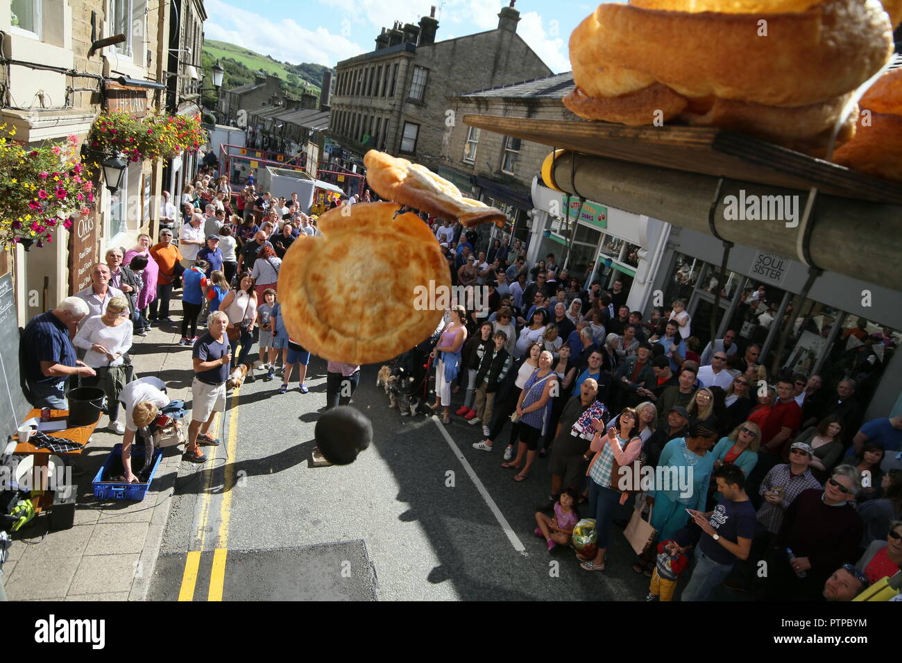 Mondo Black Pudding gettando campionati, Royal Oak, Bridge Street, Ramsbottom. 11 settembre 2016. I concorrenti di stand su un 'golden grid' rimuovere Foto Stock