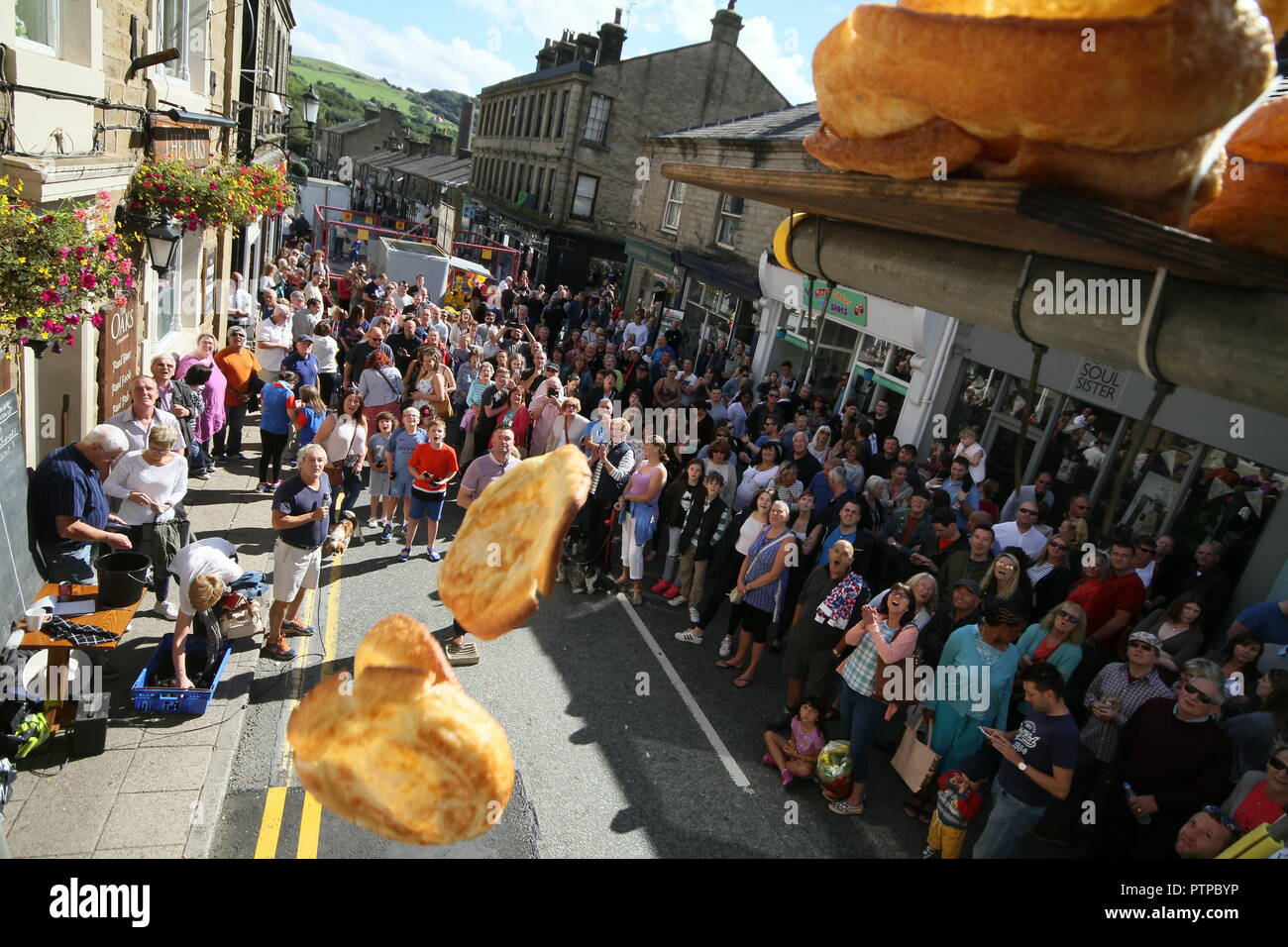 Mondo Black Pudding gettando campionati, Royal Oak, Bridge Street, Ramsbottom. 11 settembre 2016. I concorrenti di stand su un 'golden grid' rimuovere Foto Stock