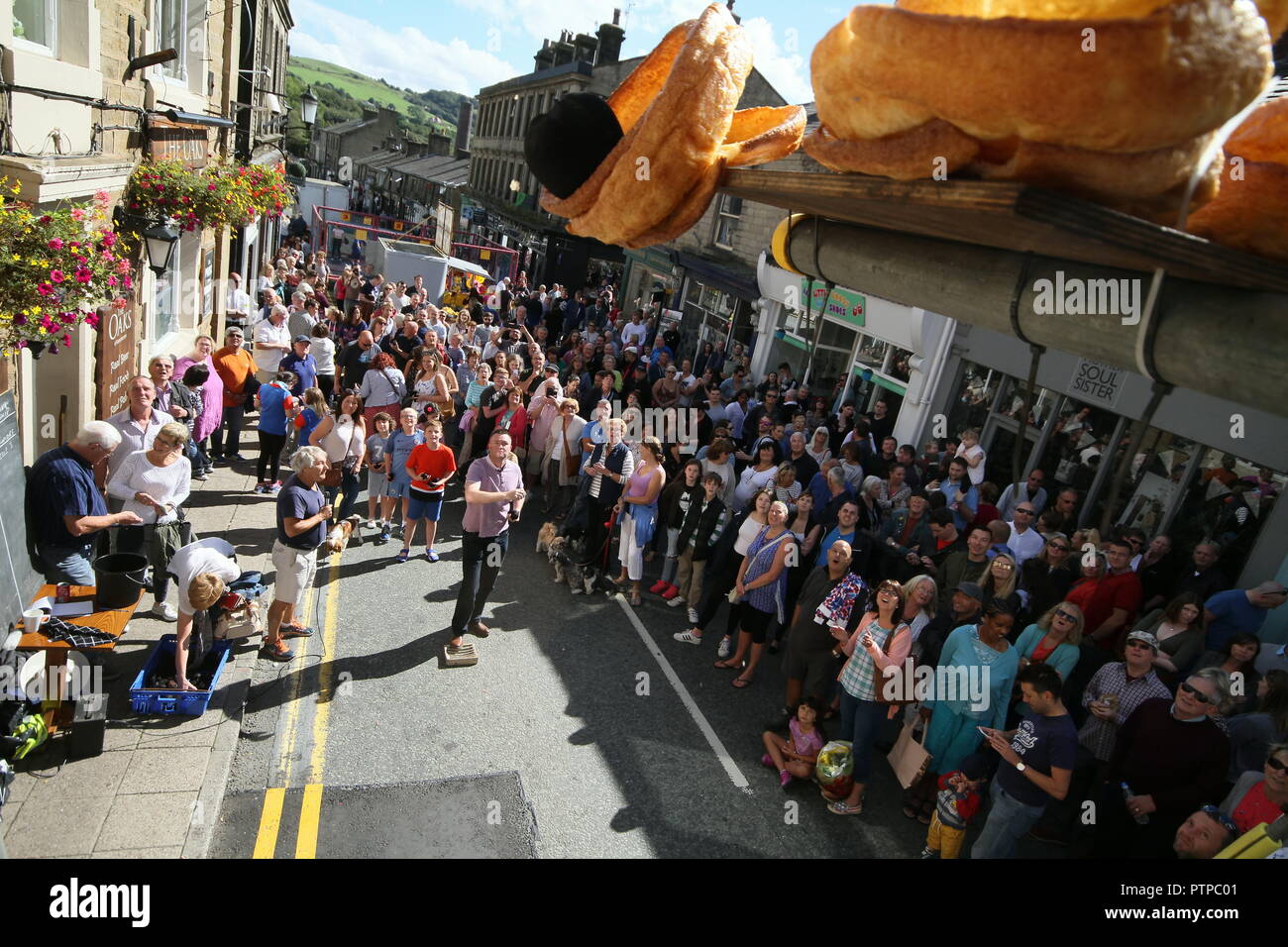 Mondo Black Pudding gettando campionati, Royal Oak, Bridge Street, Ramsbottom. 11 settembre 2016. I concorrenti di stand su un 'golden grid' rimuovere Foto Stock