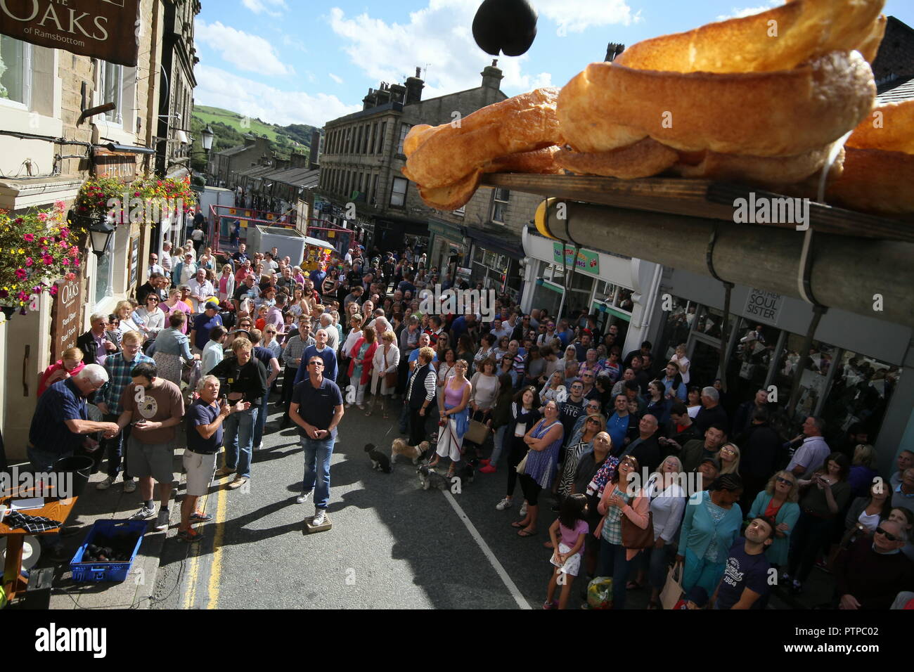 Mondo Black Pudding gettando campionati, Royal Oak, Bridge Street, Ramsbottom. 11 settembre 2016. I concorrenti di stand su un 'golden grid' rimuovere Foto Stock