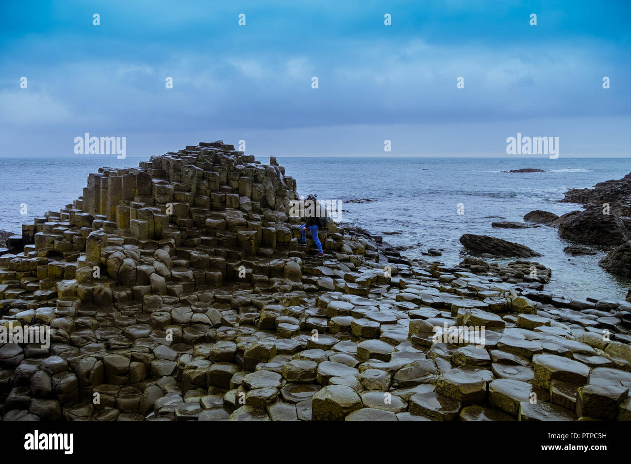 I turisti a piedi sulla famosa giganti' Causeway pietre in Irlanda del Nord Foto Stock