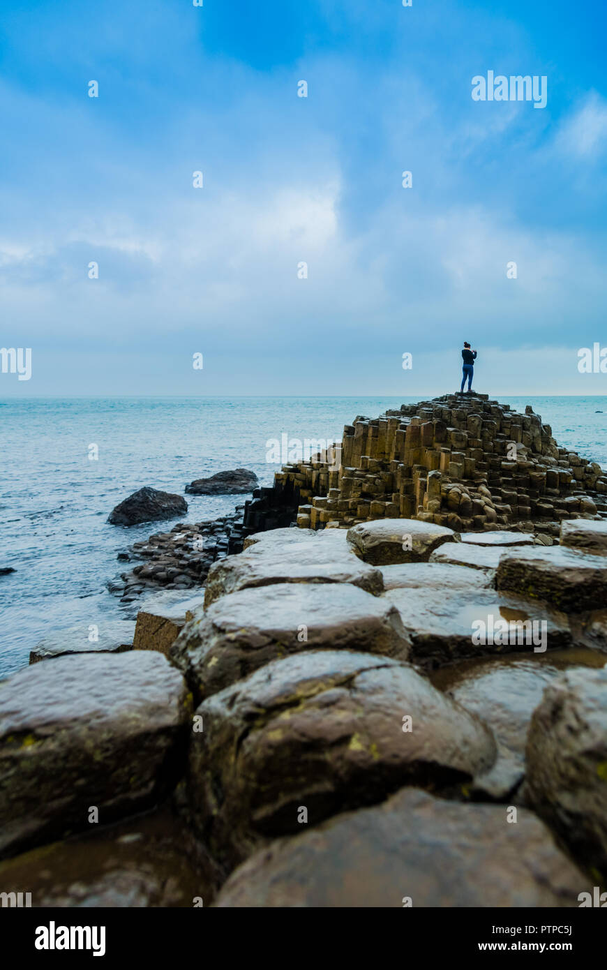I turisti fotografare sul famoso giganti' Causeway pietre in Irlanda del Nord Foto Stock