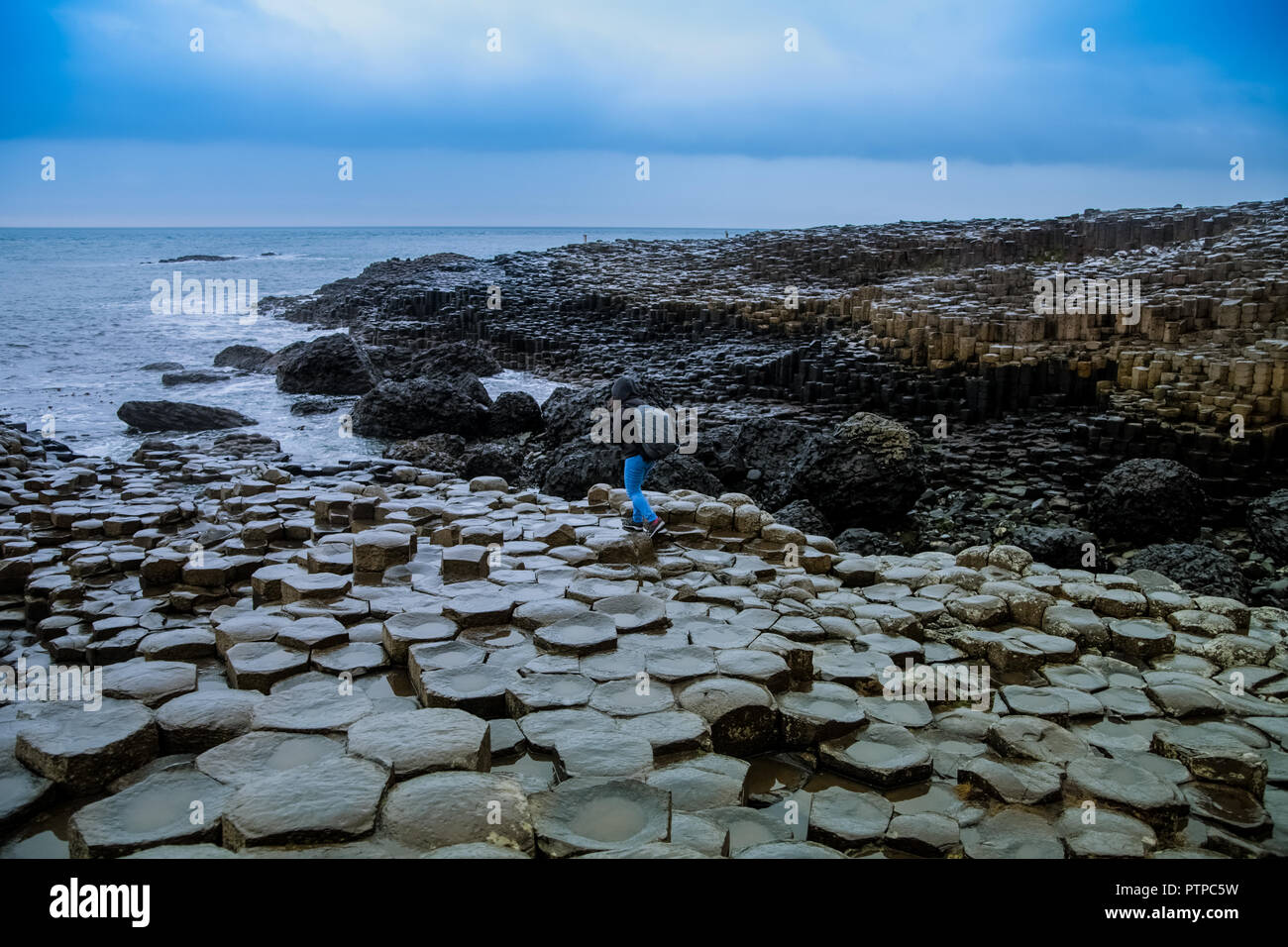 I turisti a piedi sulla famosa giganti' Causeway pietre in Irlanda del Nord Foto Stock
