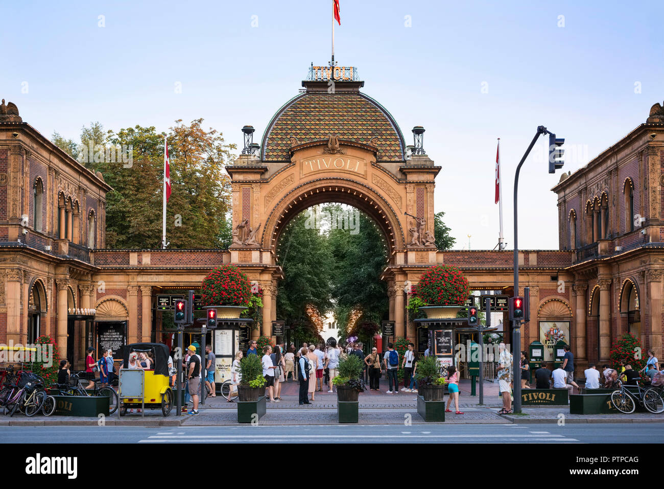 Copenhagen. La Danimarca. Porta principale di accesso al parco divertimenti Giardini di Tivoli su Vesterbrogade. Foto Stock