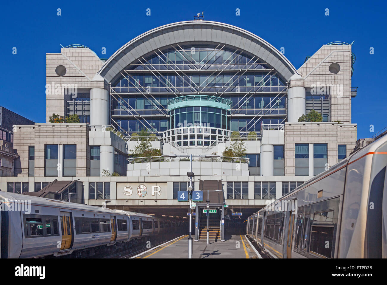 Una vista di Charing Cross Station da 'bordo pista," che mostra la fine degli anni ottanta in stile Art Deco di ricostruzione. Foto Stock