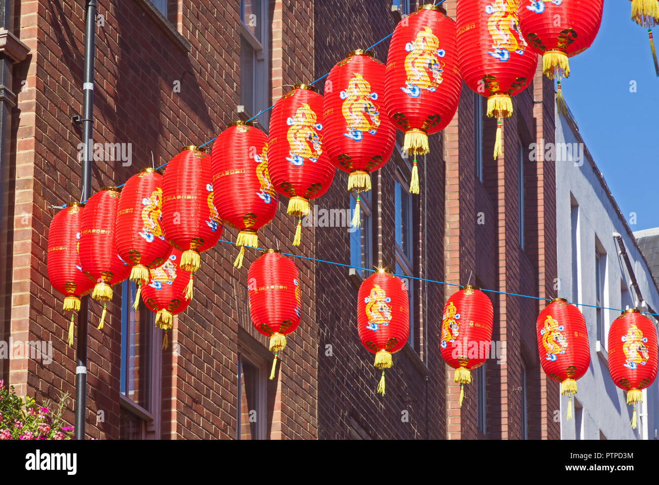 London, Westminster lanterne cinesi appesi in Newport posto a Chinatown, celebrando i cinesi Mid-Autumn Festival luna. Foto Stock