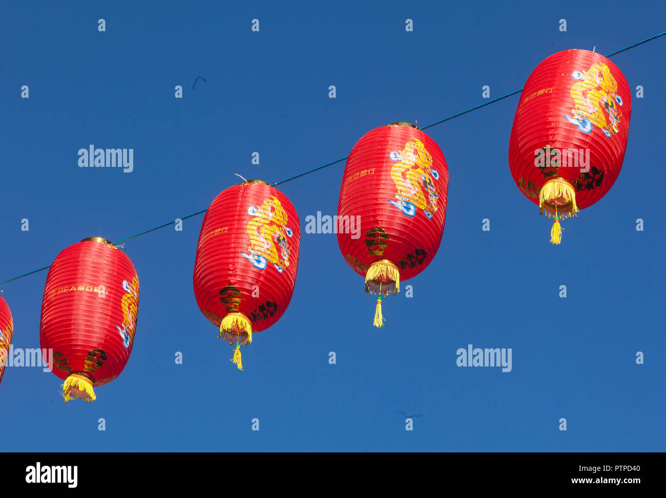 London, Westminster lanterne cinesi appesi in Newport posto a Chinatown, celebrando i cinesi Mid-Autumn Festival luna. Foto Stock