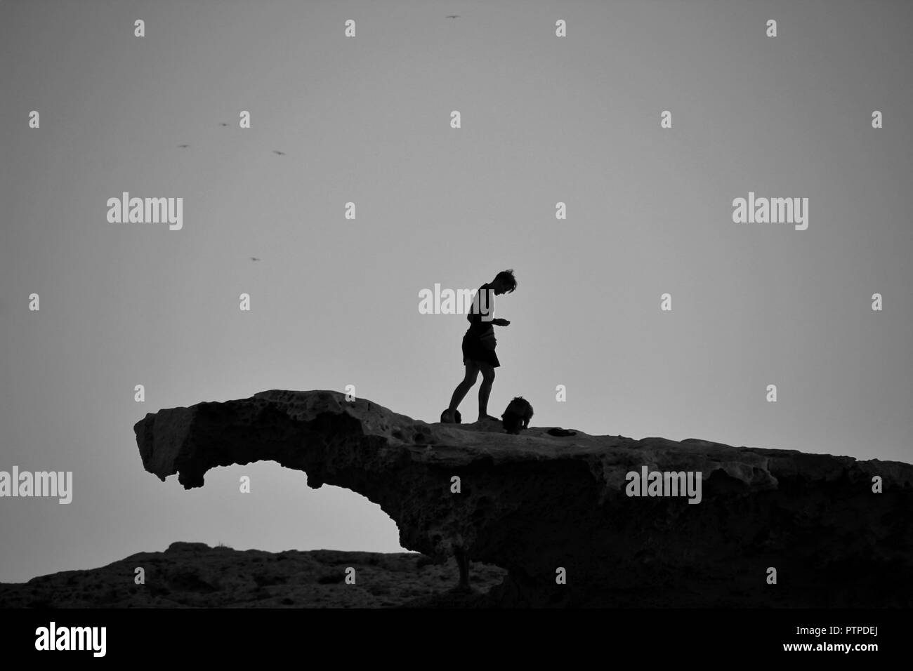 Cabo de Gata Almeria, Spagna - 23 settembre 2018:le persone scattano foto su dune fossili al tramonto a Cabo de Gata Almeria, Spagna Foto Stock