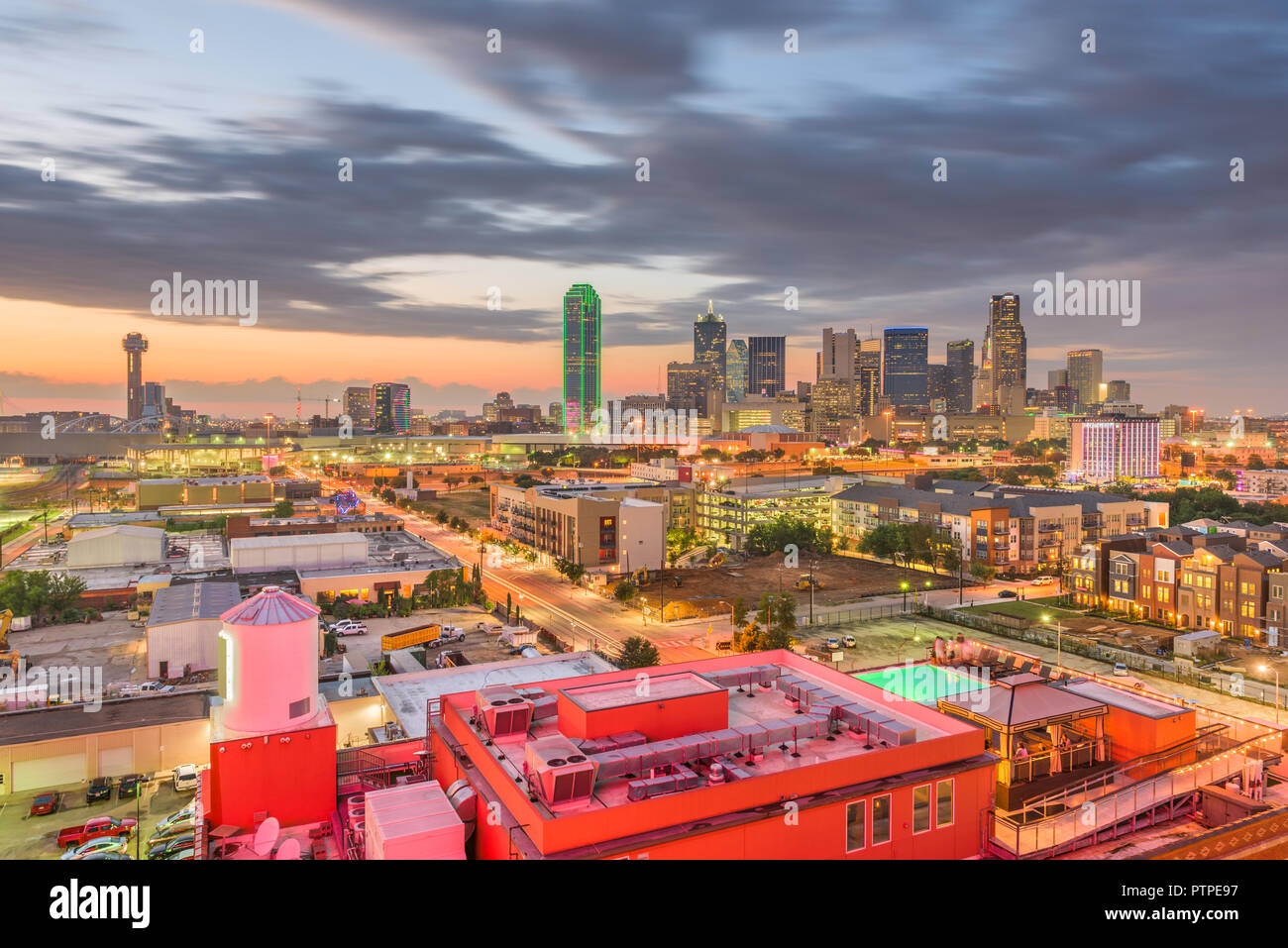 Dallas, Texas, Stati Uniti d'America downtown skyline della citta' al tramonto. Foto Stock